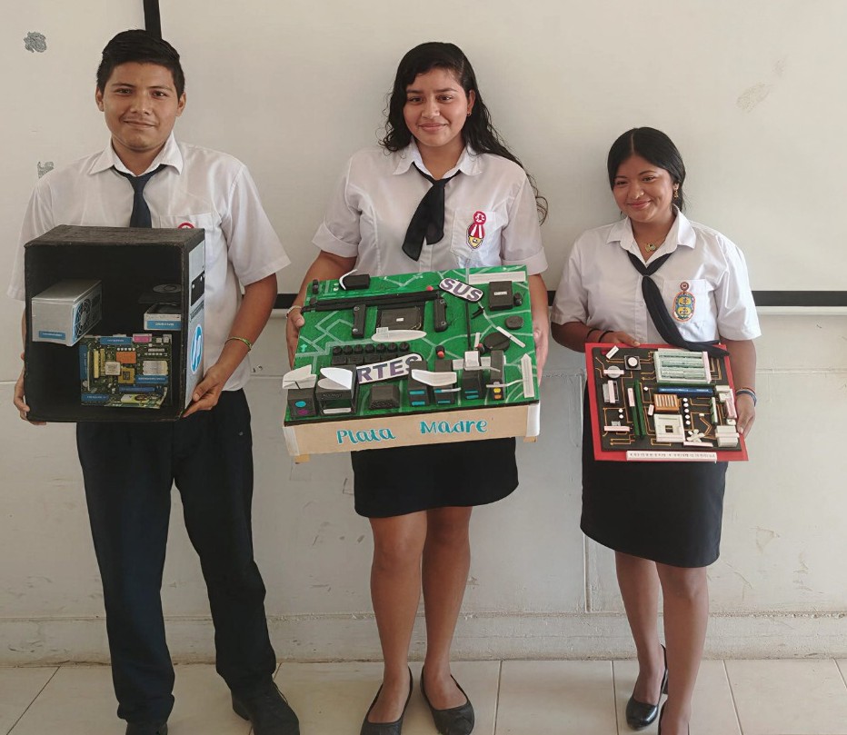 Estudiantes presentando proyectos de hardware y placas madre