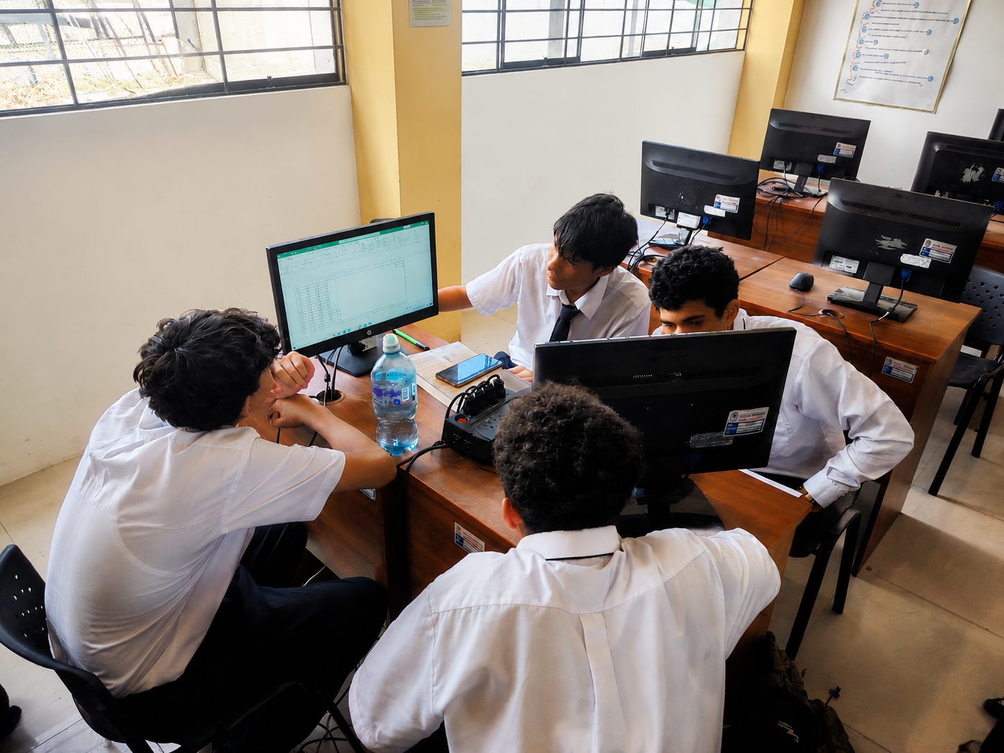 Equipo de profesionales colaborando en un proyecto tecnológico