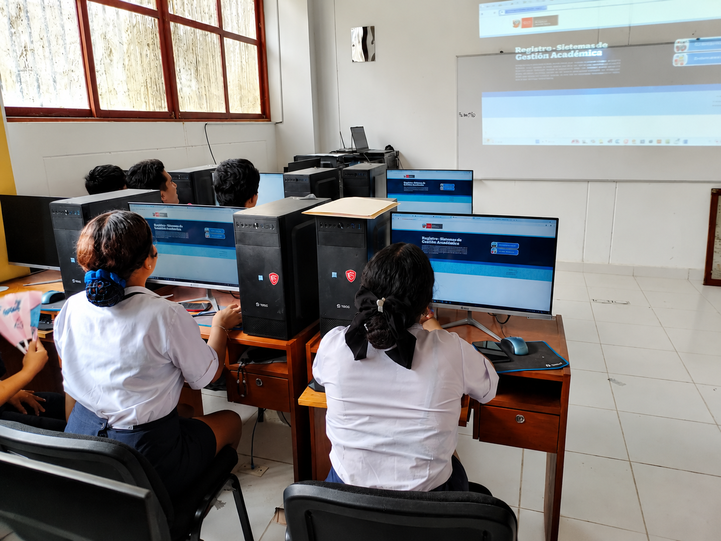 Equipo profesional trabajando en un entorno laboral real