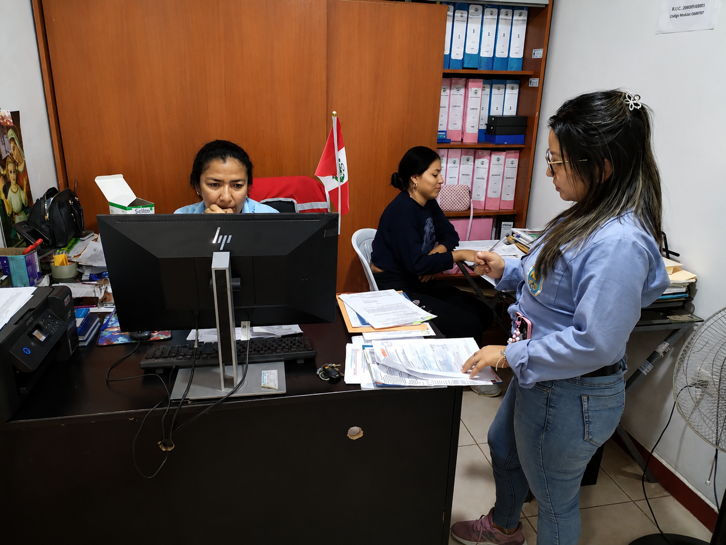 Estudiantes colaborando en una experiencia formativa