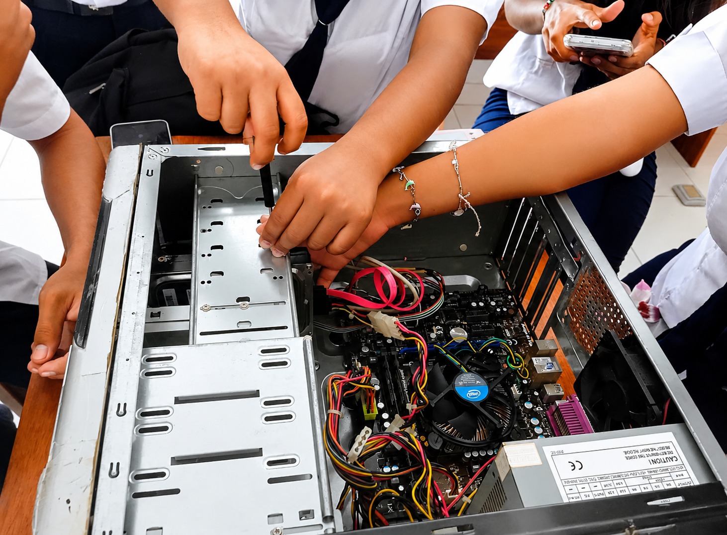 Estudiantes realizando mantenimiento