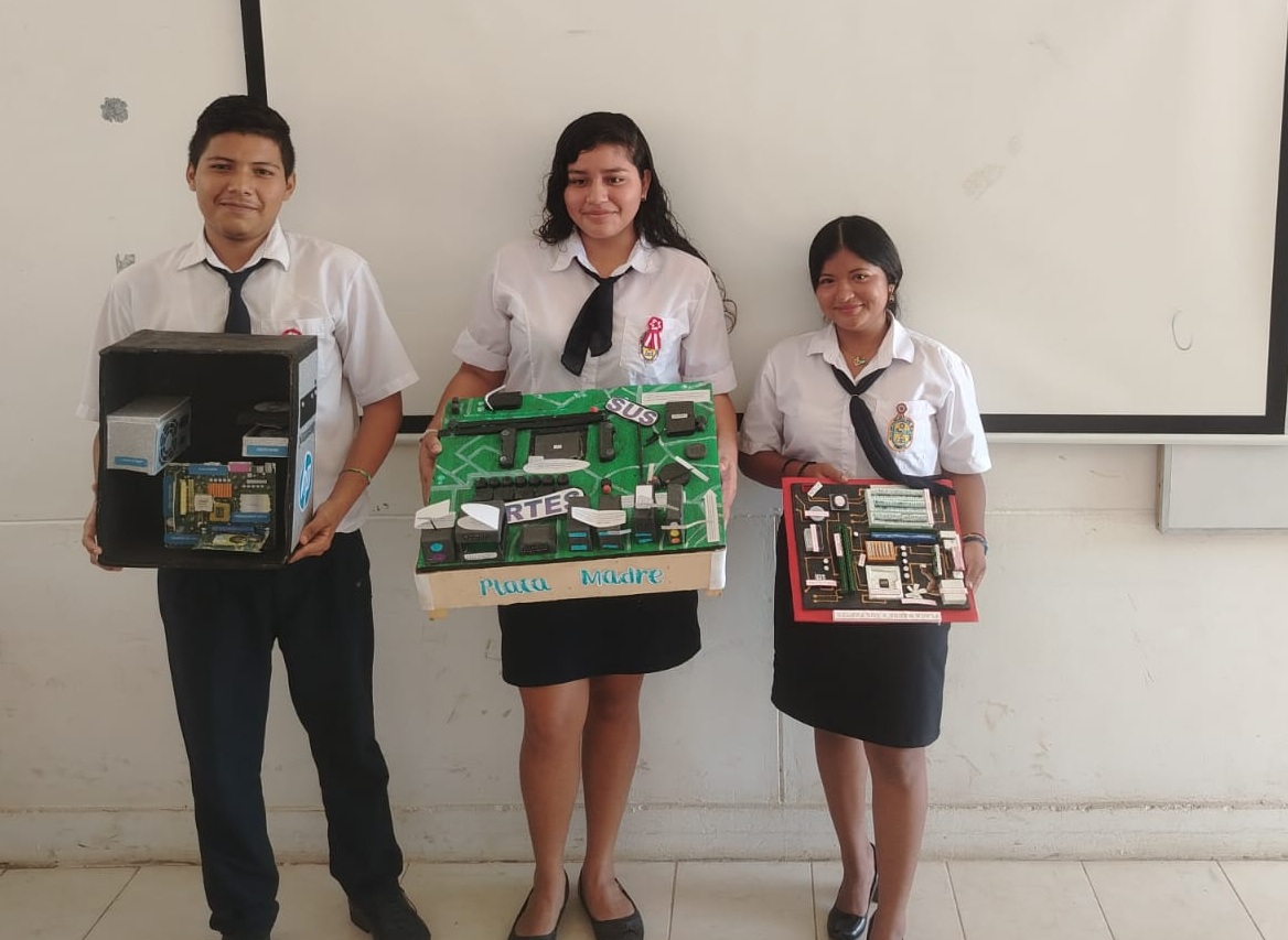 Estudiantes desarrollando proyectos